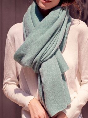 White + Warren Cashmere Travel Wrapworn once for photo shoot.